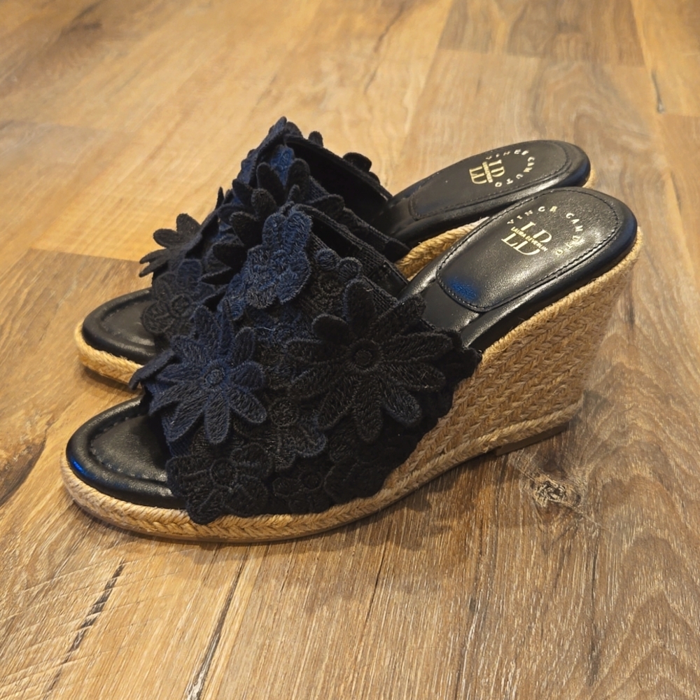 NIB Vince Camuto x Laura Beverlin daisy wedge mule - black 7M
